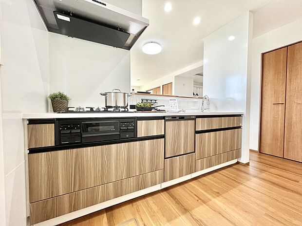 【ダイニングキッチン】～Kitchen～ リビングが見渡せるカウンターキッチン。 料理をしながら家族とコミュニケーションをとれるだけでなく、大きな開放感も得ることができます。 お子様の成長も感じることができますね！