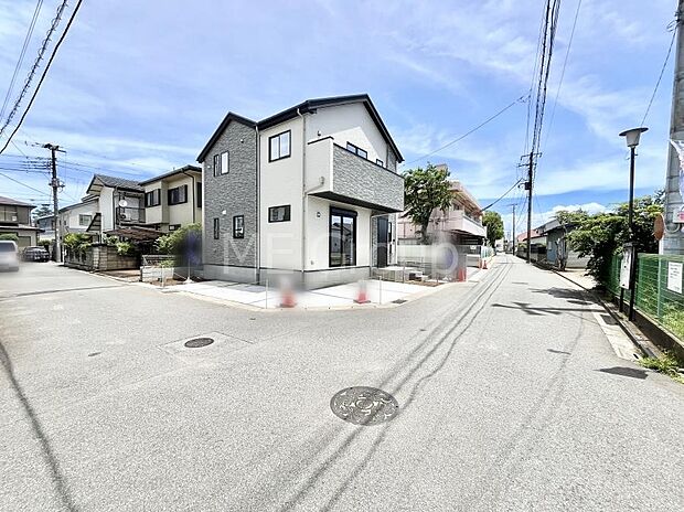 【前面道路含む現地写真】~Exterior~ 前面道路:角地のため陽当り良好◎ 駐車の出し入れもらくらくです! ご不明点・現地見学のご希望は、お気軽にお問い合わせください!一戸建てだからこそ実現可能な車庫2台◎