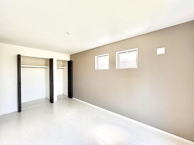 【寝室】◆1号棟◆～Bed Room～　「今日も一日お疲れ様」とご夫婦でゆったりくつろげる寝室。毎日の家事やお仕事に疲れた日はフカフカのベットで癒されてください。本棚をおいても快適な広さが自慢♪