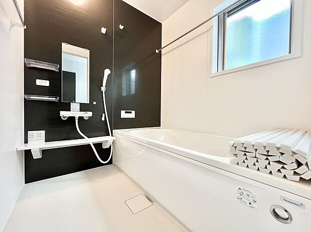 【浴室】◆1号棟◆～Bath Room～  窓付きのバスルーム。  陽射し差し込む明るい環境は、日中の入浴も気持ち良くお使い頂けそうです。  また、浴室乾燥機も完備しております。  換気環境も良好です。