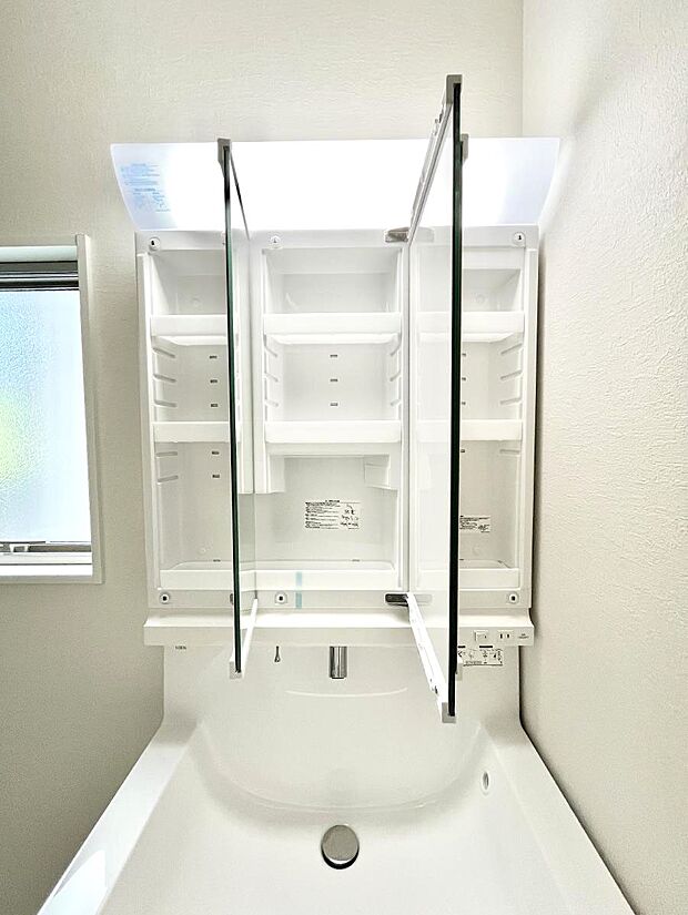 【その他設備(三面鏡裏収納)】◆1号棟◆三面鏡の裏に、化粧品や衛生用品などを収納可能。洗面台をすっきりと保ちます！