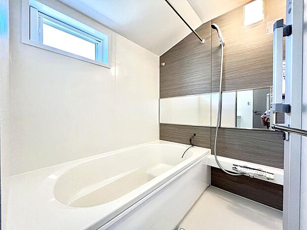 【浴室】~Bath Room~ 落ち着いた雰囲気の浴室で明日に向けてリフレッシュ。浴室乾燥機能も付いているので隣の洗濯機置き場で洗い上がった洗濯物を、雨の日も天気を気にせず乾燥させることも可能です。