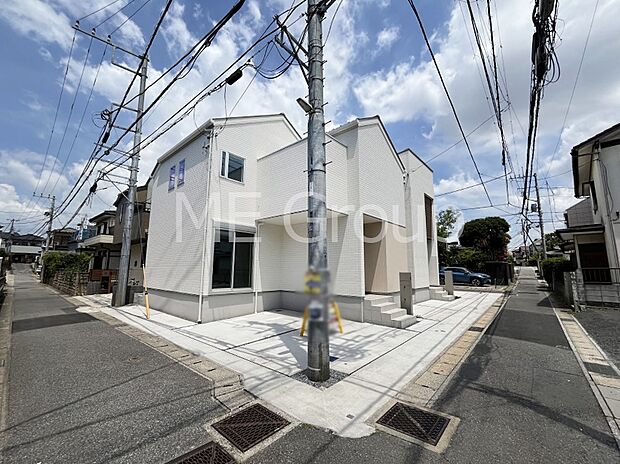 【前面道路含む現地写真】～Exterior～　前面道路：南 3.3m 公道、西 3.2m 公道　住宅地になっているので車量も少なく、静かな立地です。子育て環境も良好です♪♪周辺環境もあわせてご案内させて頂きます。