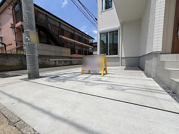 【駐車場】～Parking～  嬉しいコンクリート仕上げのカースペース。雨の日も足元を気にせず外出できます。空いたスペースには、花や緑で彩るガーデニングもオススメです。    