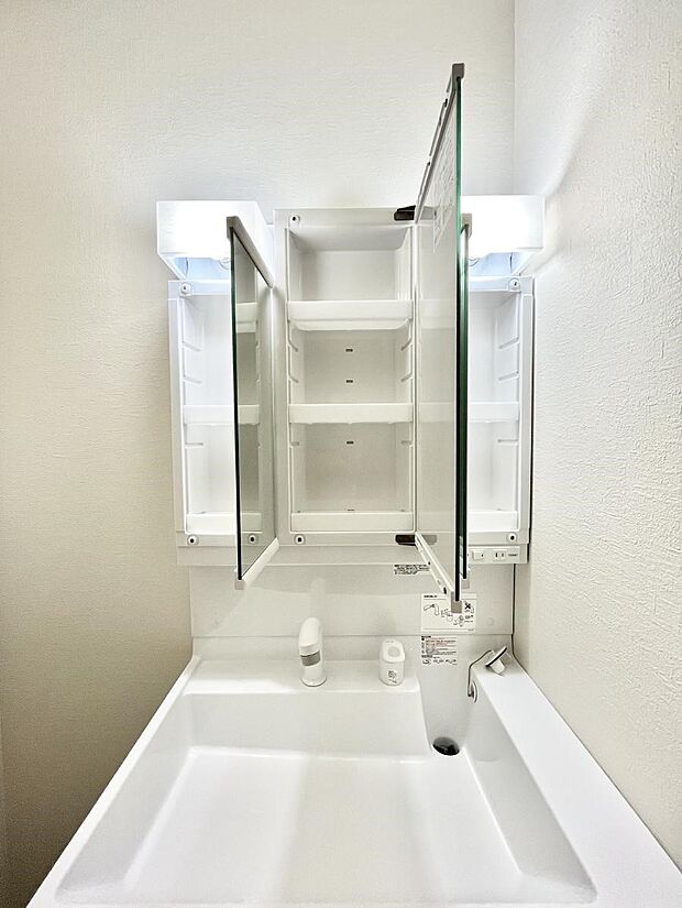 【その他設備(三面鏡裏収納)】◆1号棟◆三面鏡の裏に、化粧品や衛生用品などを収納可能。洗面台をすっきりと保ちます!