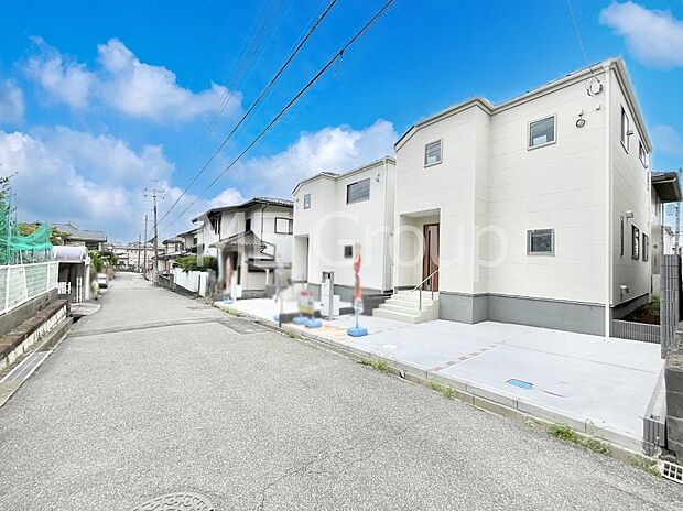 【前面道路含む現地写真】~Exterior~ 前面道路は閑静な住宅地をはしる車通りの少ない道路。駐車の出し入れもらくらくです!ご不明点・現地見学のご希望は、お気軽にお問い合わせください!