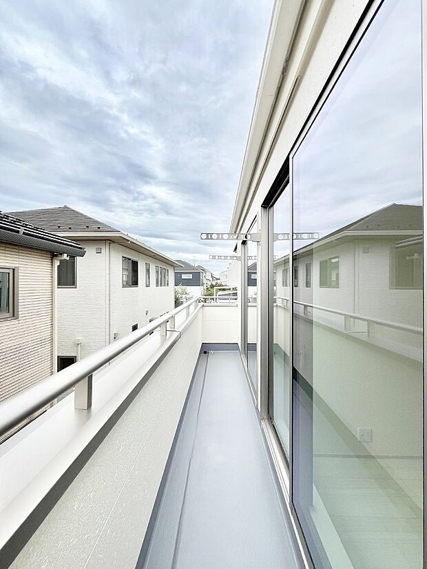 【バルコニー】◆2号棟◆~Balcony~ バルコニーは温かい陽がさしこみ、お布団や洗濯物を気持ちよく干すことができます。 使いやすく開放的なバルコニーです♪陽ざしがたっぷり降り注ぐ、バルコニー付き住まい。