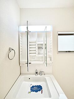 その他設備(三面鏡裏収納)