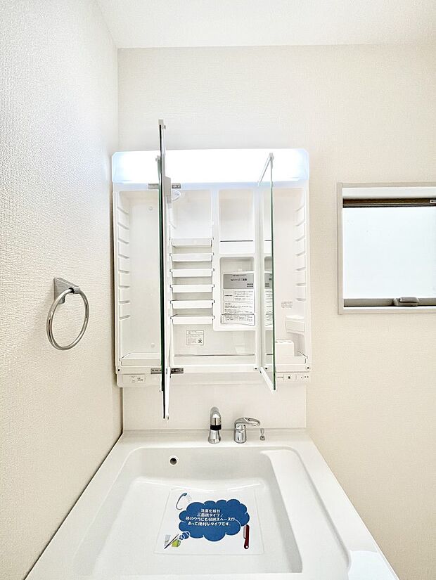 【その他設備(三面鏡裏収納)】◆2号棟◆三面鏡の裏に、化粧品や衛生用品などを収納可能。洗面台をすっきりと保ちます!