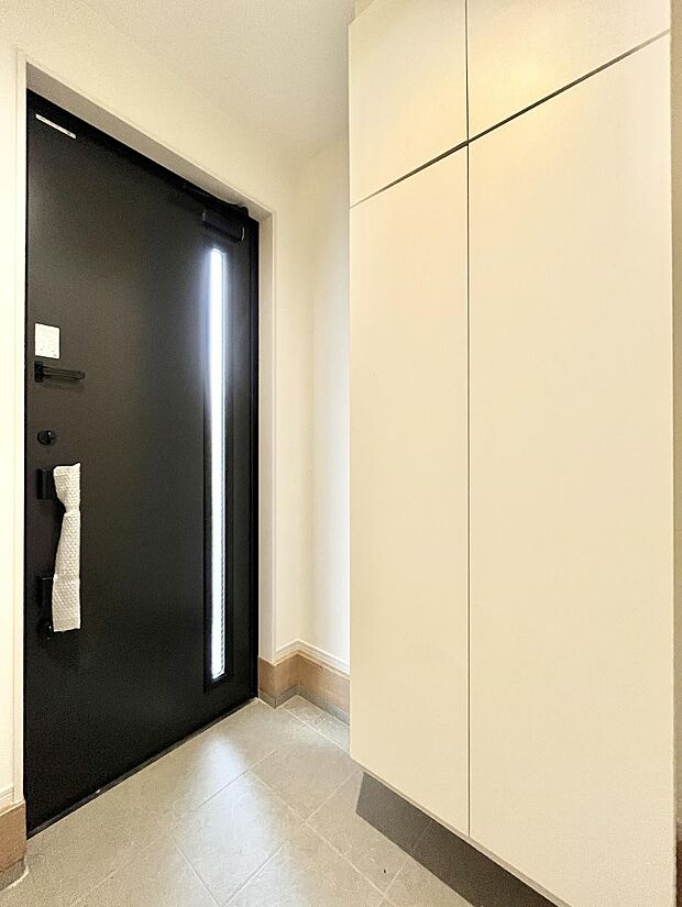 【玄関】ガラススリットの入った玄関ドアが室内に光を届けてくれます