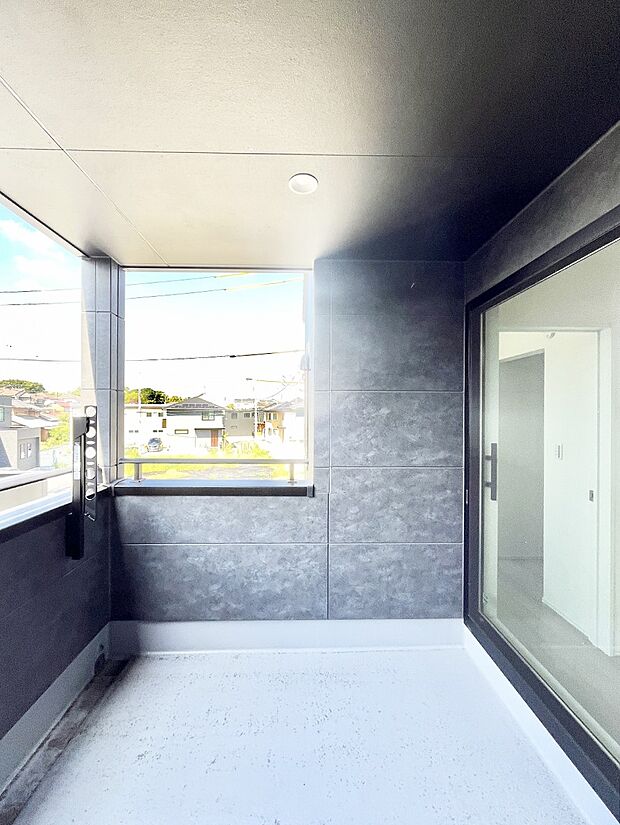 【バルコニー】◆NO.19◆~Balcony~ インナーバルコニーは洗濯物を干すスペースとして急な雨で洗濯物が濡れてしまうのを防いでくれます◎夏には周りを気にせずビニールプールが楽しめますね♪