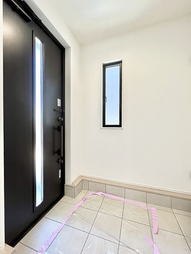 【玄関】◆NO.19◆~Entrance~家の出入りで毎日使用するのが玄関。滞在時間は短くても、玄関の印象は家の第一印象を左右すると言っても過言ではありません。オシャレなドアから明るい光が入ります♪