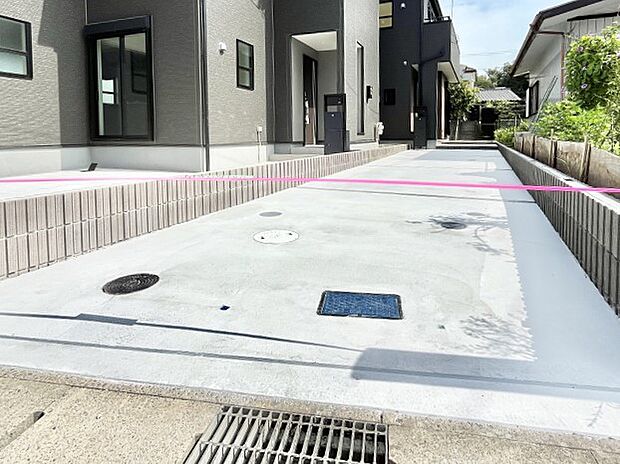 【駐車場】◆２号棟◆～Parking～  嬉しいコンクリート仕上げのカースペース。雨の日も足元を気にせず外出できます。空いたスペースには、花や緑で彩るガーデニングもオススメです。    