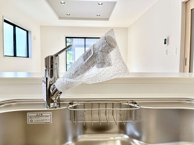 【その他設備(浄水器)】◆２号棟◆いつでも清潔なおいしいお水を。一つの水栓で水道水と浄水を使い分け。