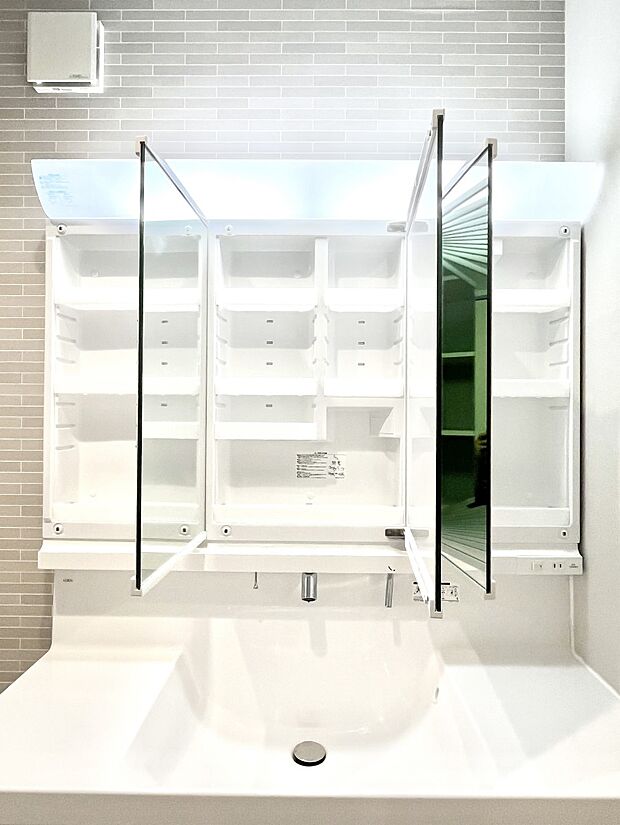 【その他設備(三面鏡裏収納)】◆２号棟◆三面鏡の裏に、化粧品や衛生用品などを収納可能。洗面台をすっきりと保ちます！