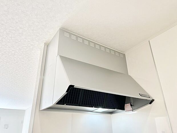 【その他設備(レンジフード)】◆2号棟◆基本的なお手入れはフィルターのみ!お手入れのしやすさも魅力です。