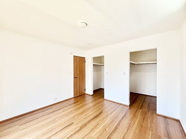 【寝室】～Bed Room～ 全居室には収納クローゼットを完備！普段使いのお洋服や小物はもちろん、季節物のお洋服などもしっかりと整理整頓おしまい頂けます。 居室空間を広く使用できますね。