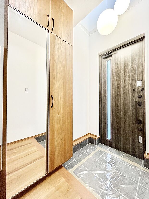 【玄関】～Entrance～　家の中でお客様を迎える最初の場所である玄関は、家の印象そのものです！豊富な玄関収納で、常に綺麗に保つことが出来ます♪玄関にはたっぷり収納の下駄箱を完備！