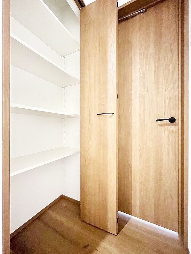 【その他設備(廊下収納)】掃除用具や生活雑貨の保管に便利な廊下収納