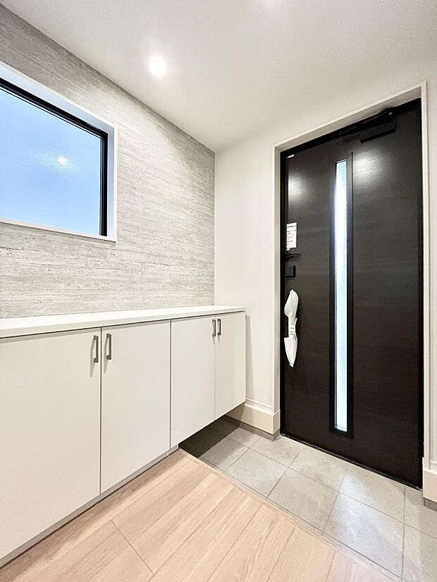 【玄関】~Entrance~ 家の中でお客様を迎える最初の場所である玄関は、家の印象そのものです!豊富な玄関収納で、常に綺麗に保つことが出来ます♪玄関にはたっぷり収納の下駄箱を完備!