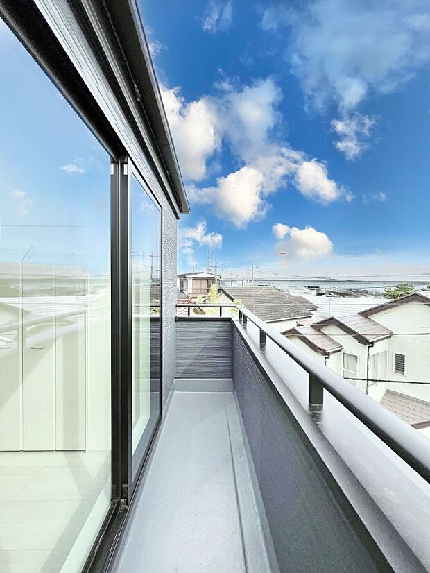 【バルコニー】~Balcony~ バルコニーは温かい陽がさしこみ、お布団や洗濯物を気持ちよく干すことができます。 使いやすく開放的なバルコニーです♪陽ざしがたっぷり降り注ぐ、バルコニー付き住まい。