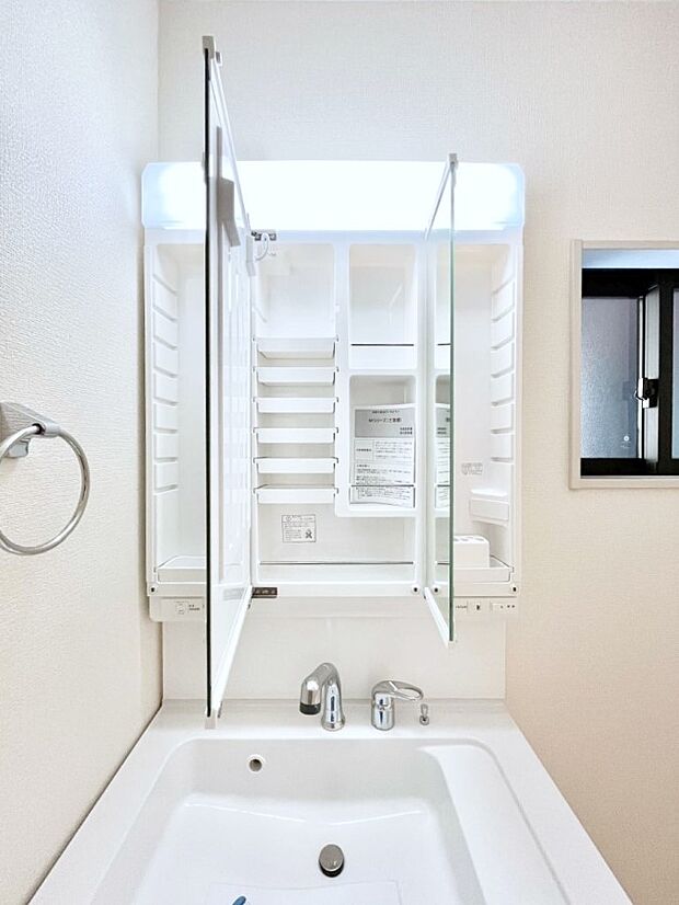 【その他設備(三面鏡裏収納)】三面鏡の裏に、化粧品や衛生用品などを収納可能。洗面台をすっきりと保ちます!