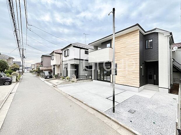 【前面道路含む現地写真】～Exterior～　前面道路は閑静な住宅地をはしる車通りの少ない道路。駐車の出し入れもらくらくです！ご不明点・現地見学のご希望は、お気軽にお問い合わせください！