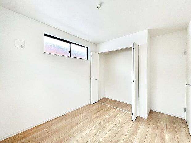 【寝室】～Bed Room～　部屋数が多いのが戸建てのメリットです。ご家族が増えたことで手狭に感じていた住まいも戸建てでは各居室プライバシーを保つことができます。住まいにゆとりが生まれ心もリラックスできます♪