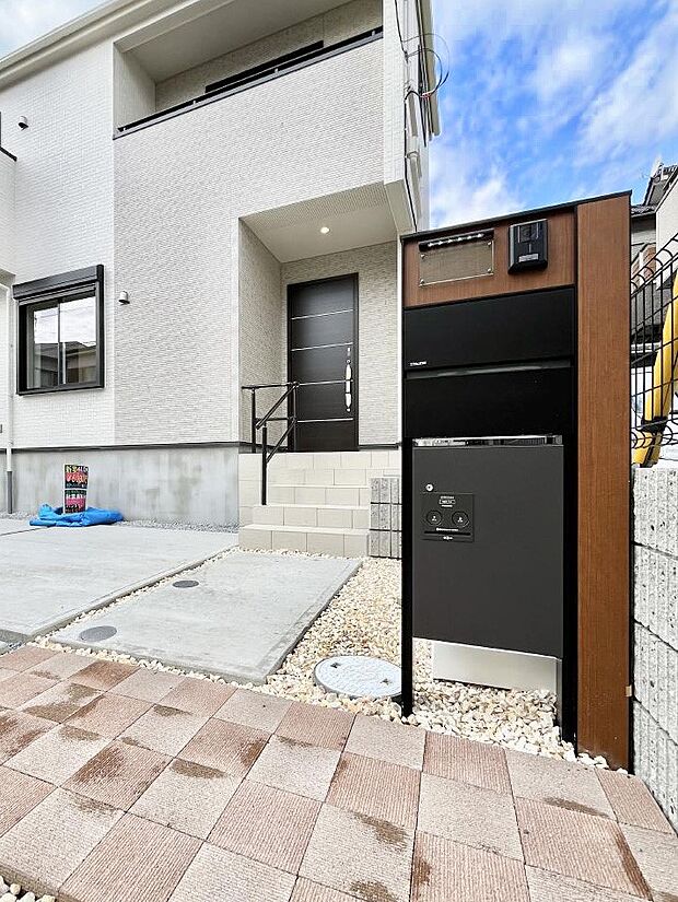 【その他現地】表札・インターホン・ポスト・宅配BOXをひとつに集約。エントランスになじむシンプルデザイン。