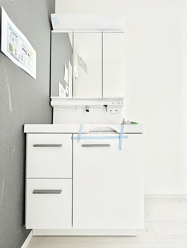 【洗面台・洗面所】～Dressing Room～ 清潔感溢れる色合いで統一されていると、スッキリと整った印象をうけます。 鏡の裏にはたっぷりと収納スペースを標準装備！ 水廻りは、シンプルかつ機能性を重視して。