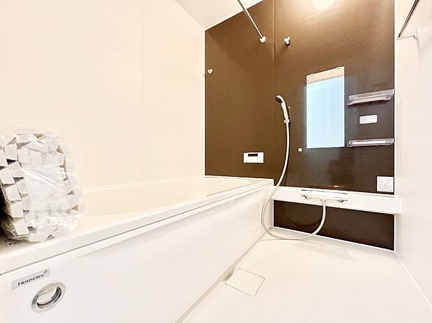 【浴室】～Bath Room～　落ち着いた雰囲気の浴室で明日に向けてリフレッシュ。浴室乾燥機能も付いているので隣の洗濯機置き場で洗い上がった洗濯物を、雨の日も天気を気にせず乾燥させることも可能です。