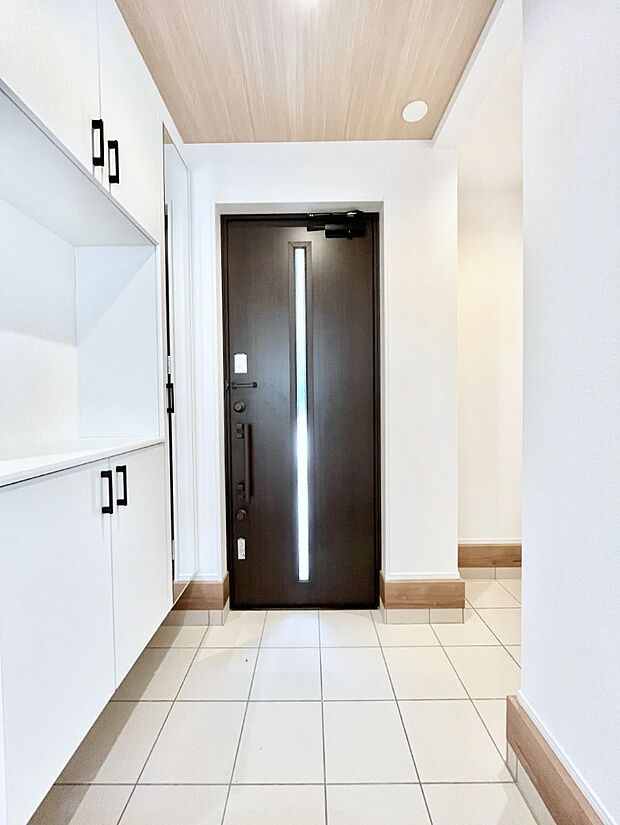 【玄関】飾り棚を利用して、お越しいただくお客様をおもてなしできます。