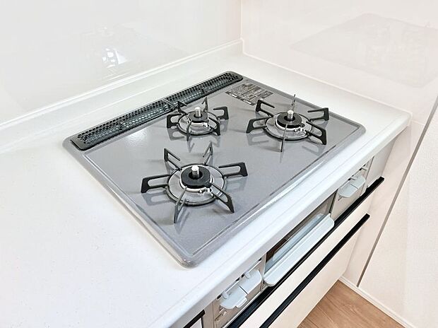 【その他設備(Siセンサーコンロ)】ガスコンロはSiセンサー搭載。火力調節や焦げ付き・消し忘れも防いでくれます。