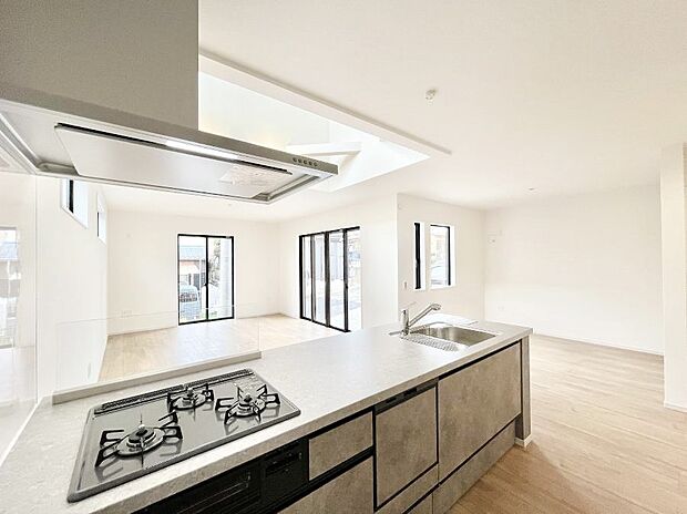 【ダイニングキッチン】~Kitchen~ 会話が弾むリビング、料理が愉しくなるキッチン。家は、ただ生活する場ではなく、暮らしを愉しく、快適にする場所。笑顔の毎日、安らぎの日々のために、最新の設備・仕様を採用。