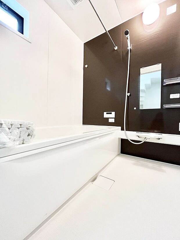 【浴室】~Bath Room~ ゆったりと足を伸ばして入浴することが可能!一日の疲れを癒す貴重なバスタイムです。お子様とご一緒でも十分な広さなので、リビングとは違った家族団欒のひと時をお楽しみいただけます。