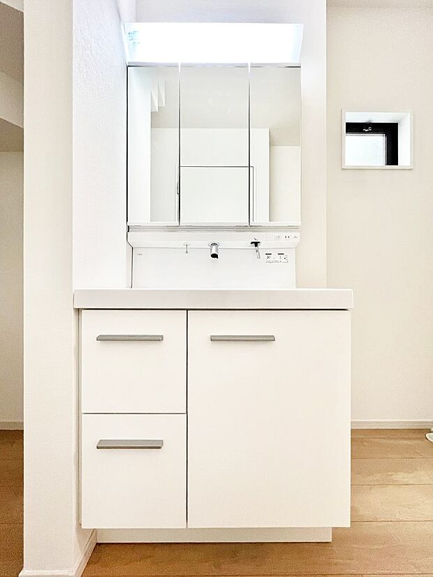 【洗面台・洗面所】~Dressing Room~ 十分な大きさの洗面台は収納もさる事ながら、身だしなみチェックや歯磨きなど、朝の慌ただしい時間でもホテルライクなスペースで余裕とゆとりを感じて頂けます。