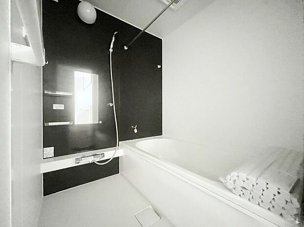 【浴室】~Bath Room~ ゆったりと足を伸ばして入浴することが可能!一日の疲れを癒す貴重なバスタイムです。お子様とご一緒でも十分な広さなので、リビングとは違った家族団欒のひと時をお楽しみいただけます。