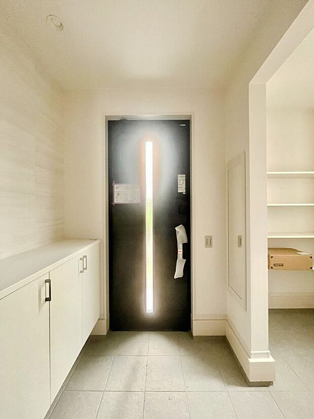 【玄関】~Entrance~ 家の中でお客様を迎える最初の場所である玄関は、家の印象そのものです!豊富な玄関収納で、常に綺麗に保つことが出来ます♪玄関にはたっぷり収納の下駄箱を完備!