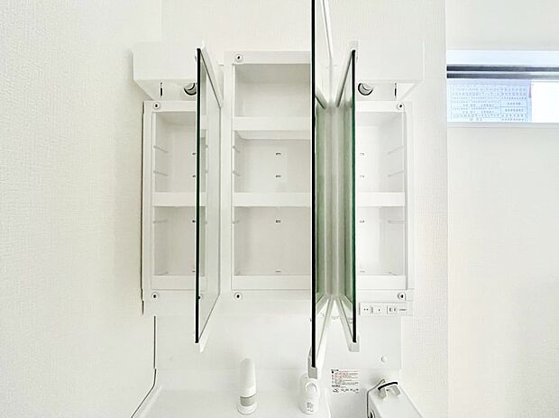 【その他設備(三面鏡裏収納)】三面鏡の裏に、化粧品や衛生用品などを収納可能。洗面台をすっきりと保ちます!