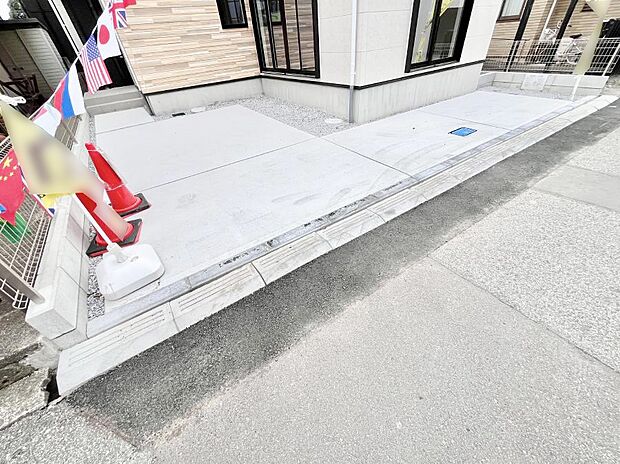 【駐車場】~Parking~ 駐車場2台置けます!(車種による)自転車置き場や物置場として、お子様の遊ぶスペースとして、ゆとりある敷地だからこそ可能な多用途にご利用いただけるスペースです。