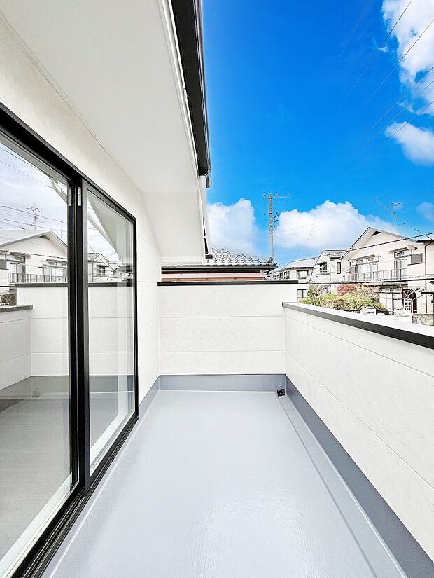 【バルコニー】~Balcony~バルコニーは温かい陽がさしこみ、お布団や洗濯物を気持ちよく干すことができます。 使いやすく開放的なバルコニーです♪陽ざしがたっぷり降り注ぐ、バルコニー付き住まい。