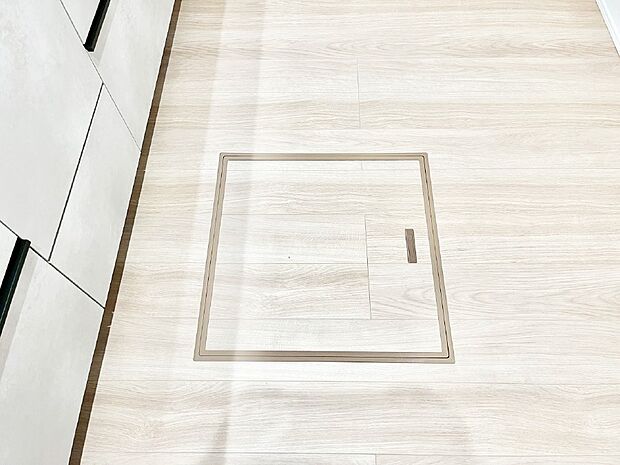 【その他設備(床下収納)】床下収納付き!日用品・非常用品の収納にも大活躍。