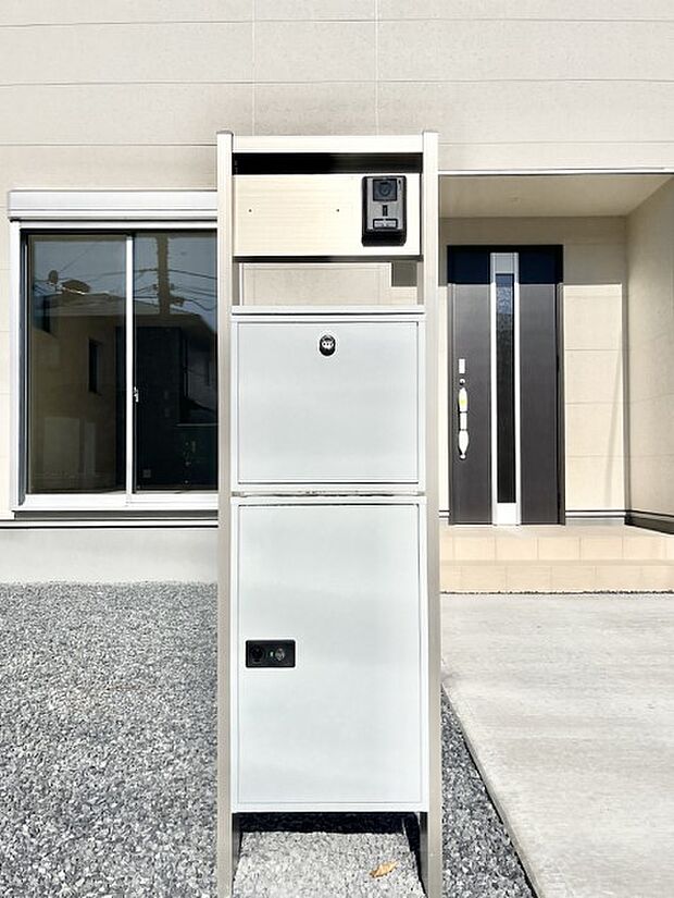 【その他現地】◆１号棟◆表札・インターホン・ポスト・宅配ＢＯＸをひとつに集約。エントランスになじむシンプルデザイン。
