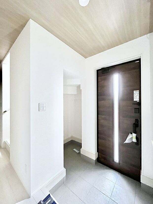 【玄関】◆1号棟◆~Entrance~ 家の中でお客様を迎える最初の場所である玄関は、家の印象そのものです!たっぷり収納の下駄箱・SIC付きで、常に綺麗に保つことが出来ます♪