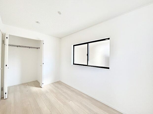 【寝室】~Bed Room~全居室には収納クローゼットを完備!普段使いのお洋服や小物はもちろん、季節物のお洋服などもしっかりと整理整頓おしまい頂けます。 居室空間を広く使用できますね。