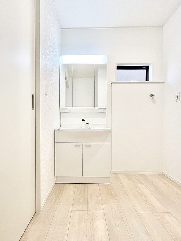 【洗面台・洗面所】~Dressing Room~清潔感溢れる色合いで統一されていると、スッキリと整った印象をうけます。鏡の裏にはたっぷりと収納スペースを標準装備! 水廻りは、シンプルかつ機能性を重視して。