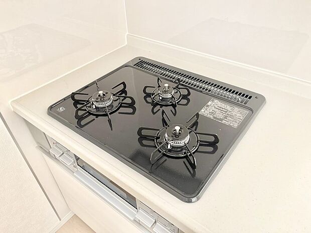 【その他設備(三ツ口コンロ)】三口ガスコンロでお料理が一気にはかどりそう。