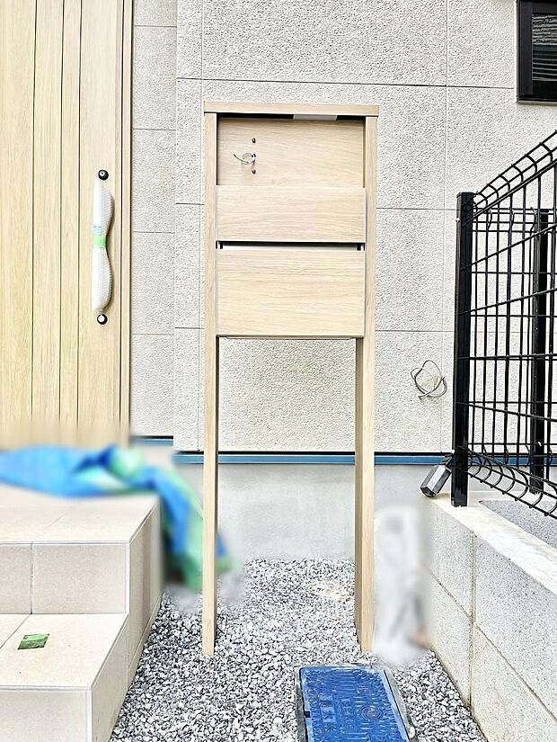 【その他現地】シンプルデザインのポスト。