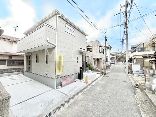 【前面道路含む現地写真】前面道路：北 3.93m 私道　前面道路は閑静な住宅地をはしる車通りの少ない道路。駐車の出し入れもらくらくです！ご不明点・現地見学のご希望は、お気軽にお問い合わせください！