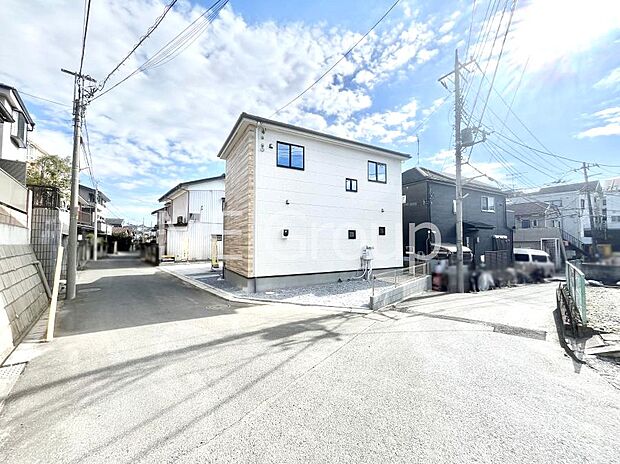 【前面道路含む現地写真】前面道路：角地 ： 北 4m 私道、西 3.7m 公道 前面道路は閑静な住宅地をはしる車通りの少ない道路。 駐車の出し入れもらくらくです！ご不明点・現地見学のご希望は、お気軽にお問い合わせください！